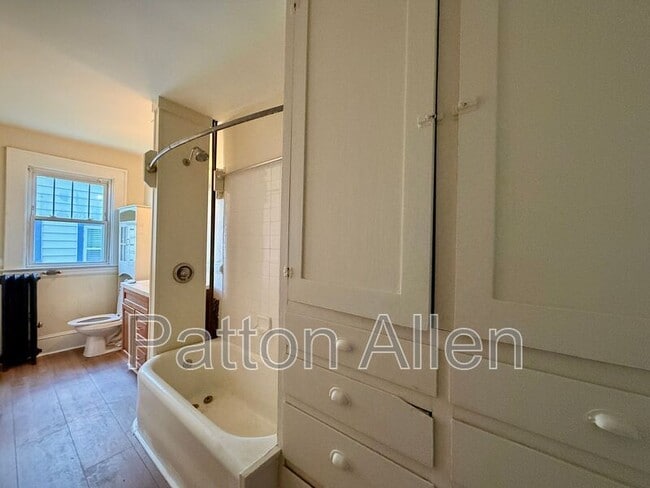 Building Photo - 19 Saluda St