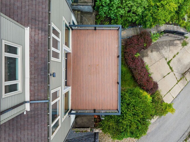 Building Photo - *Beautifully Updated & Spacious 4BD/2.5BA Single Family Home Available in South Side Slopes*