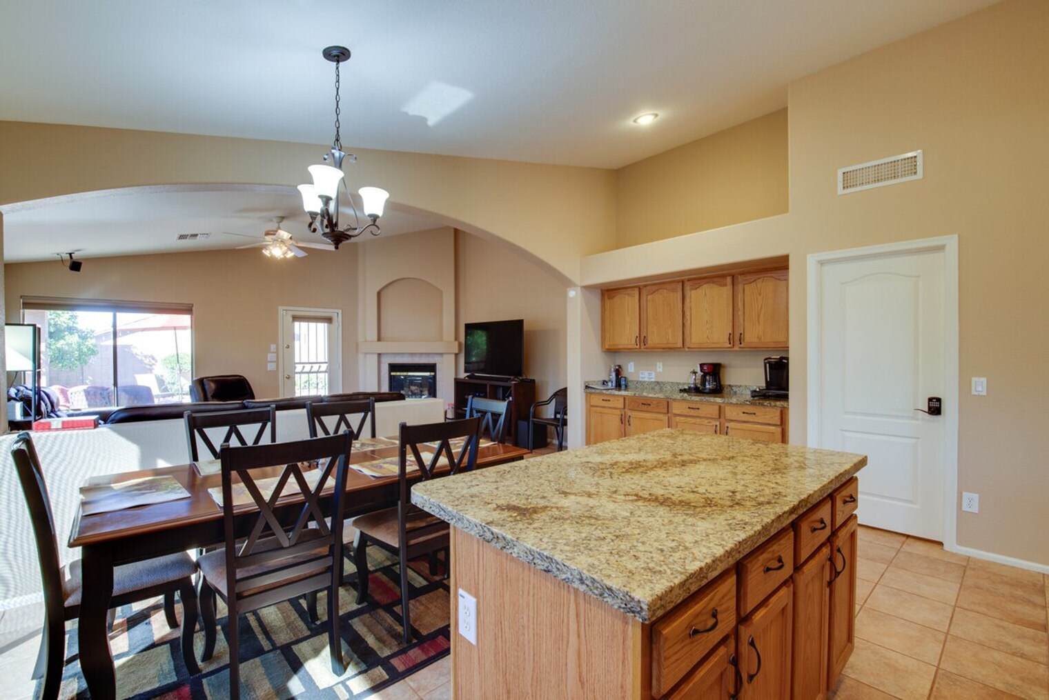 Building Photo - 3830 E Thornton Ave