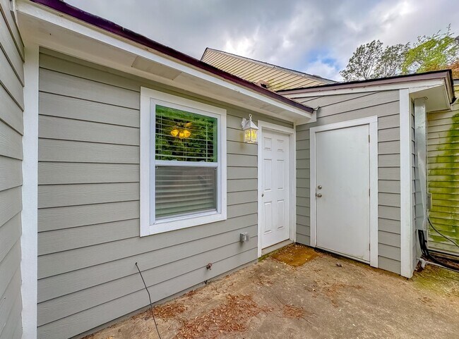 Building Photo - MODERN! Walk to FSU 2/2 w/ Marble Counters, Stainless Steel Appliances, & Privacy Fenced Yard! Av...
