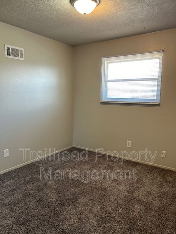 Building Photo - 3327 S Oxford Ave