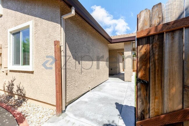 Building Photo - Unit ADU