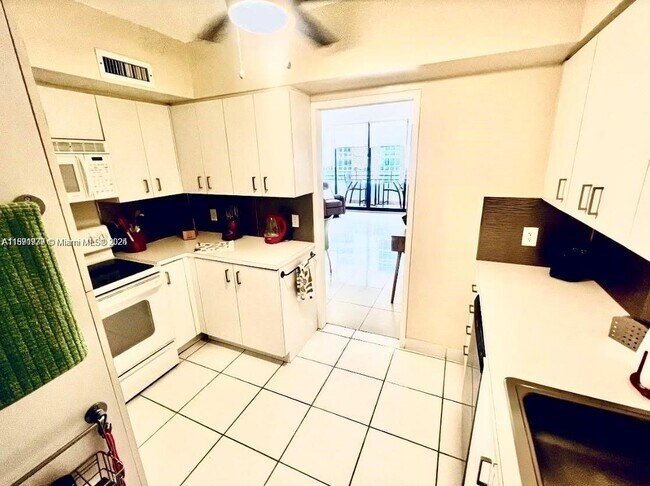 Building Photo - 3505 S Ocean Dr
