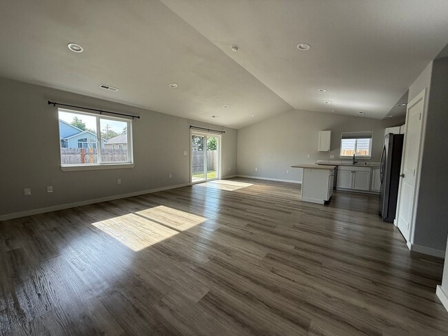 Building Photo - Gorgeous Pet Friendly Three Bedroom Lebano...