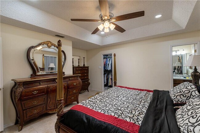Building Photo - 2213 Lake View Dr