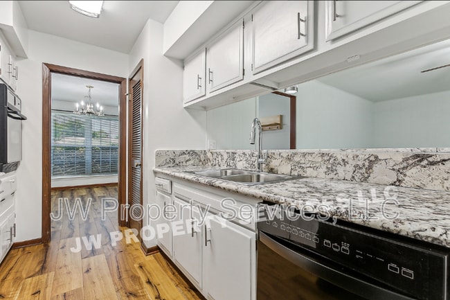 Building Photo - 2444 Somerset Dr