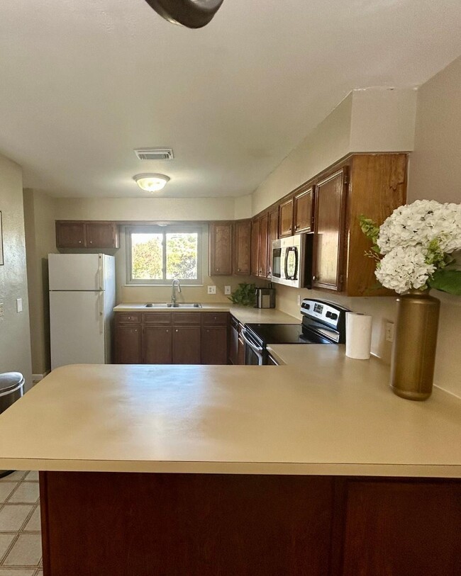 Building Photo - 300 Lucy Ln