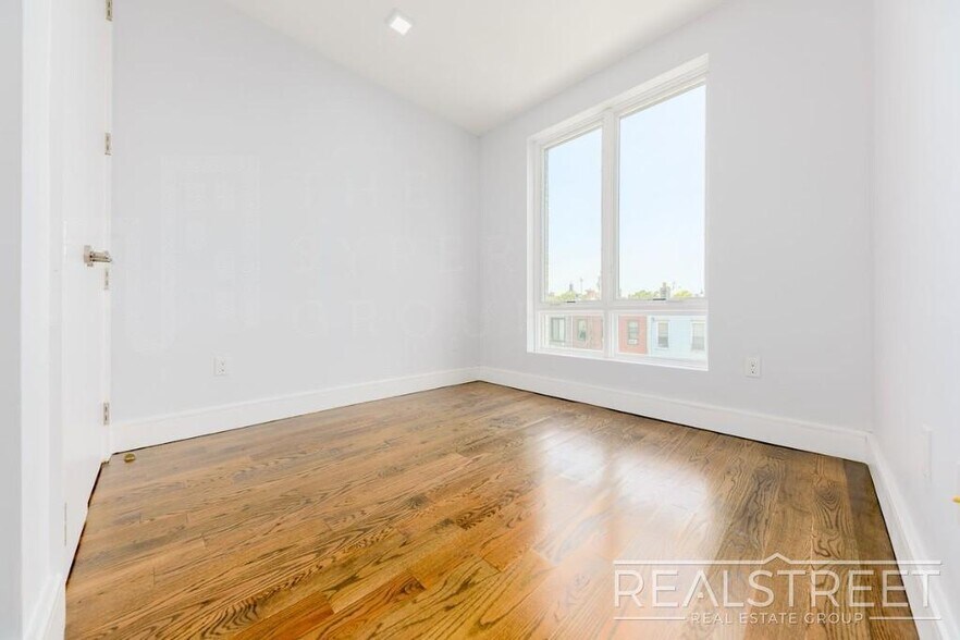 Building Photo - Luxury 2 BR in Bushwick with Balcony & Roof Deck!