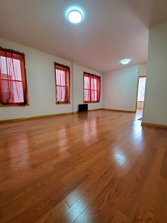 *Oversized three bedroom for rent quiet co... 21 Battery Ave Brooklyn