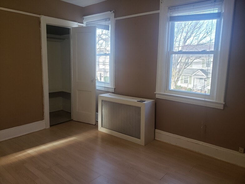 Livingroom with large closet - 9036 205th St