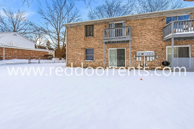 Building Photo - 231 Lark Dr