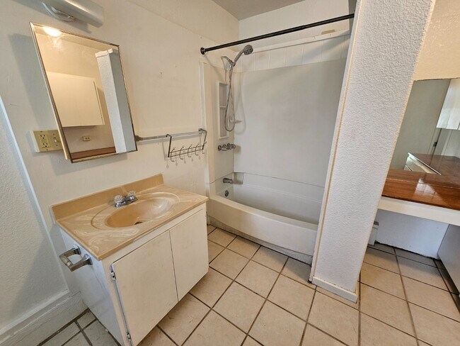 Building Photo - 3 Bed / 2 Bath Single-Family Attached Home...