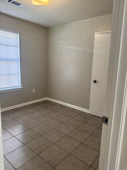 Building Photo - 2725 Huey P Long Ave