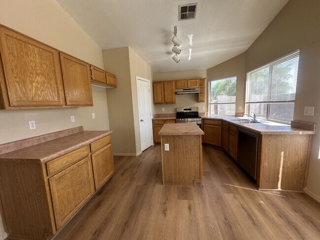Building Photo - Walking Distance to McQueen Park!