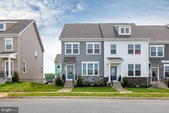 Building Photo - 2009 Twisted Oak Pl