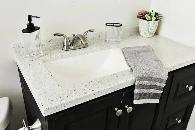 Building Photo - Spacious and homey home in the heart of Rosewood