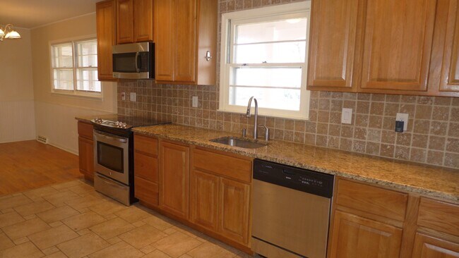 Building Photo - 93 Great Lake Dr