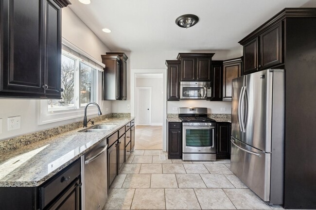 Building Photo - 713 Warrenville Rd