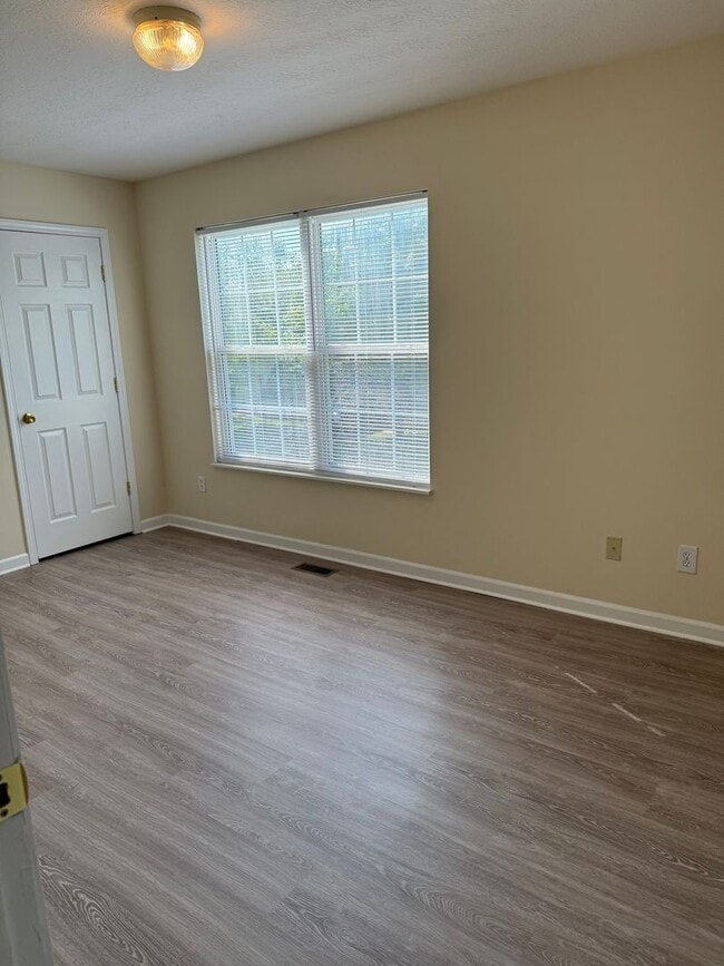 Building Photo - Updated 4 Bedroom 2.5 Bath house in conven...