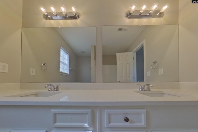 Building Photo - 13 Walnut Grove Way