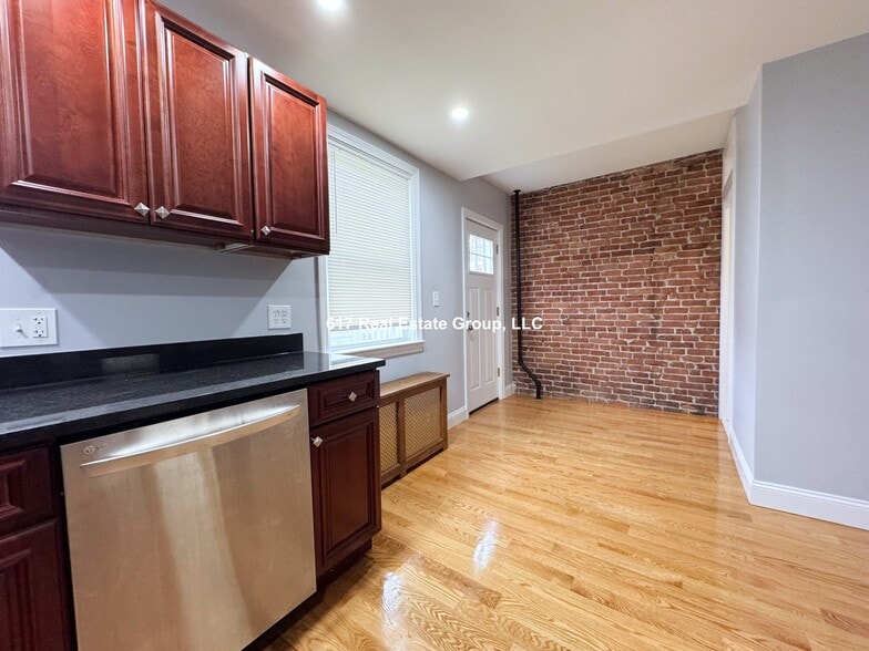 Building Photo - 4 Everett Square