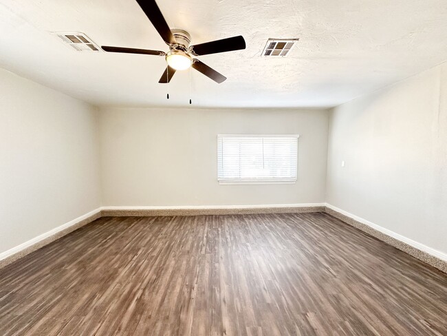 Building Photo - Move in ready - 3 Bed - 1 Bath!