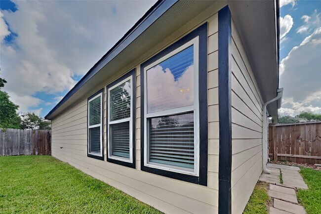 Building Photo - 16716 Foursquare Dr