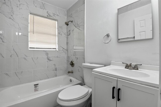 Building Photo - 2425 Anastasia Dr