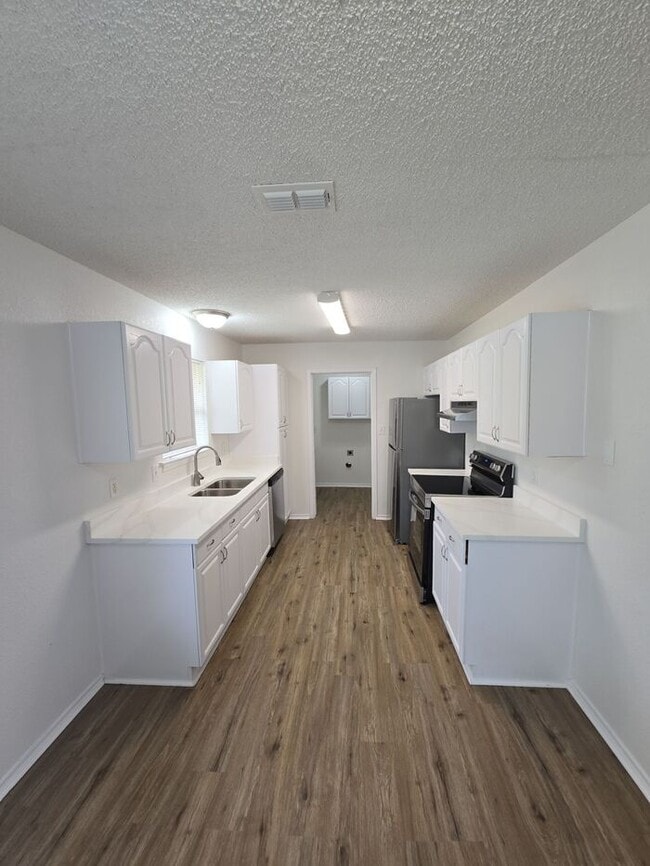 Building Photo - 9561 Lonesome Dove Dr