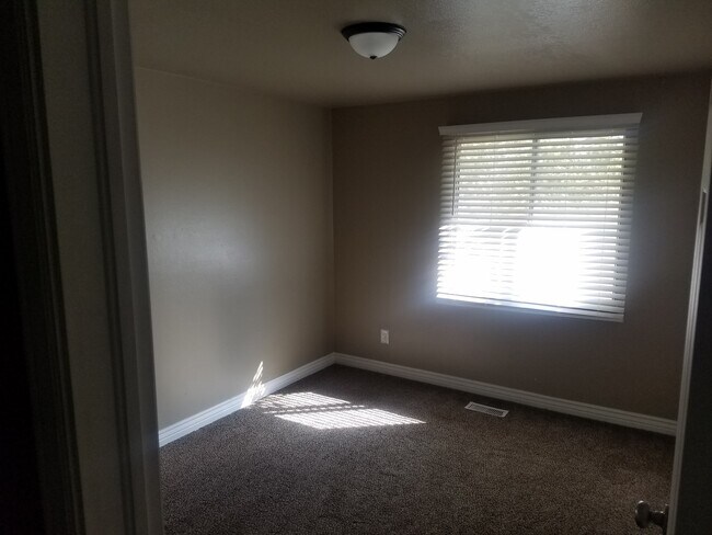 Building Photo - Available August 1st! 3 bed 1 bath, fully ...