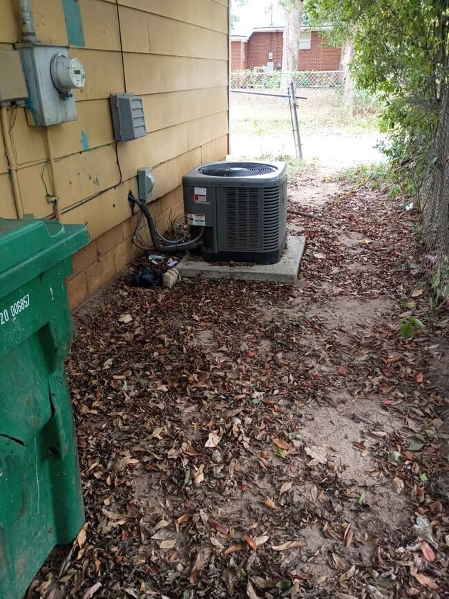 Building Photo - 705 S Van Buren St