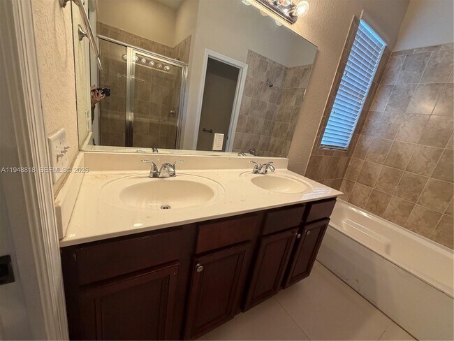 Building Photo - 20715 NE 10th Ct