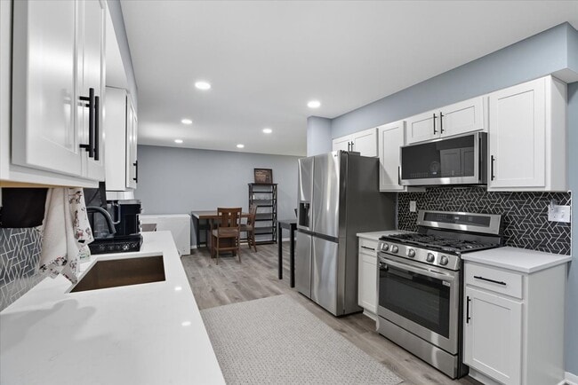 Building Photo - 830 Russell Ave