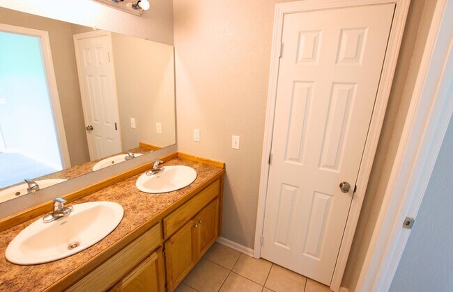 Building Photo - Fresh Duplex Living