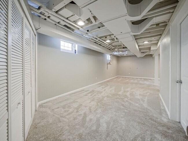 Building Photo - AVAILABLE NOW! Spacious 4-Bed Gem in the Heart of Clawson!