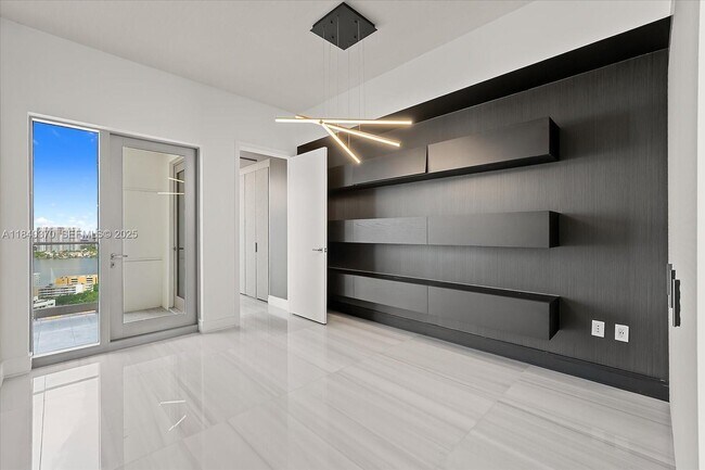 Building Photo - 17901 Collins Ave