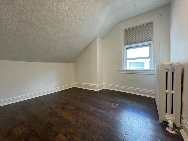 3rd floor rear bedroom en suite room - 5859 Nicholson St