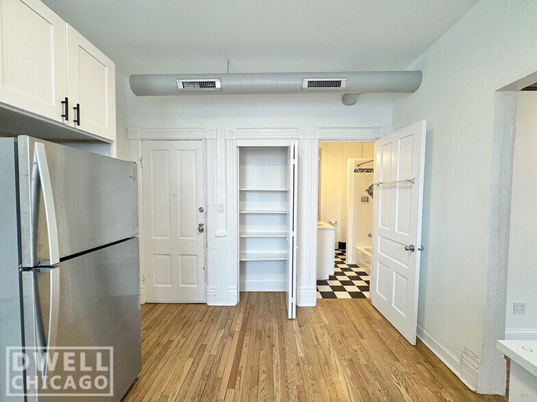 Building Photo - 1362 N Bosworth Ave
