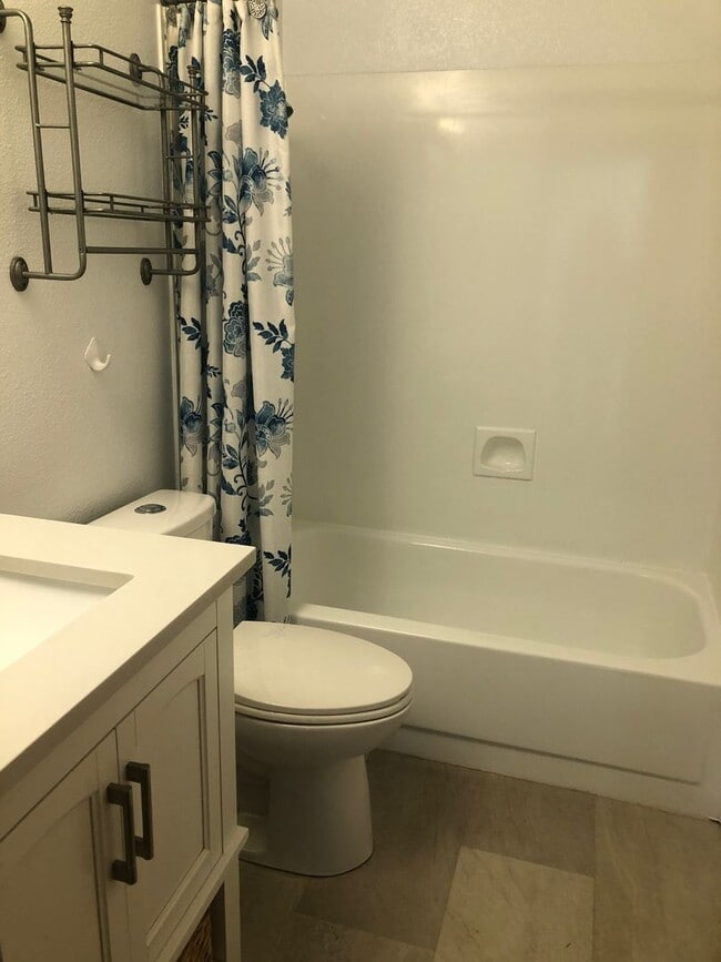 Building Photo - Kent Easthill 3 Bedroom Rambler