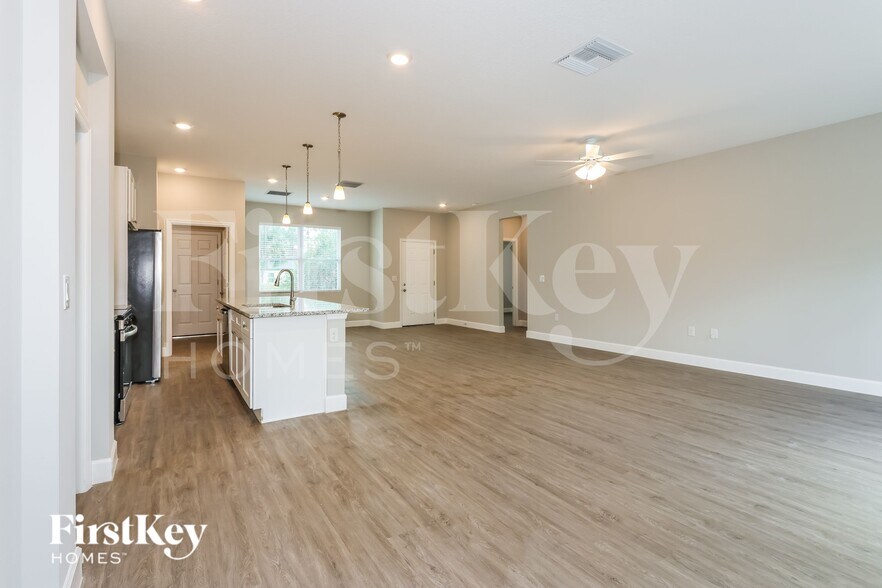 Building Photo - 331 Halloran St SE