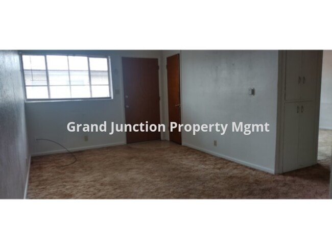 Building Photo - Cute 2 Bedroom Apt Near CMU