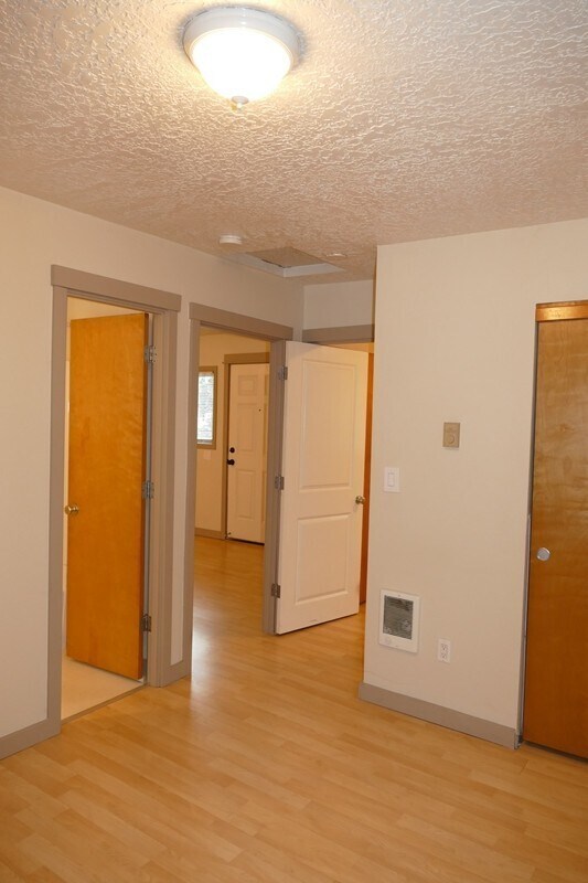 Building Photo - SE Arista Dr - 1 bedroom apartment in the ...
