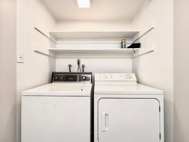 Building Photo - Loft-Style Townhouse for Rent!