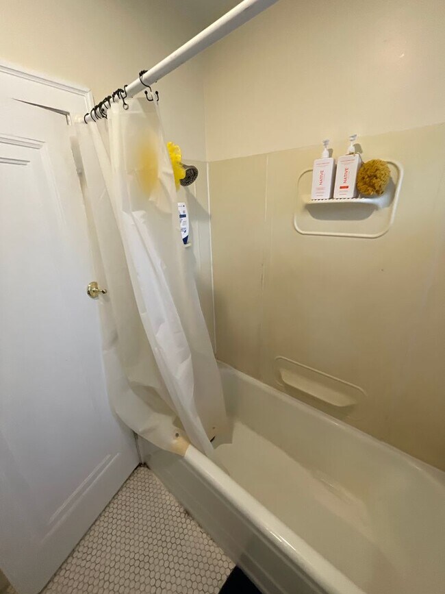 Building Photo - 2021-2023 E 6th St