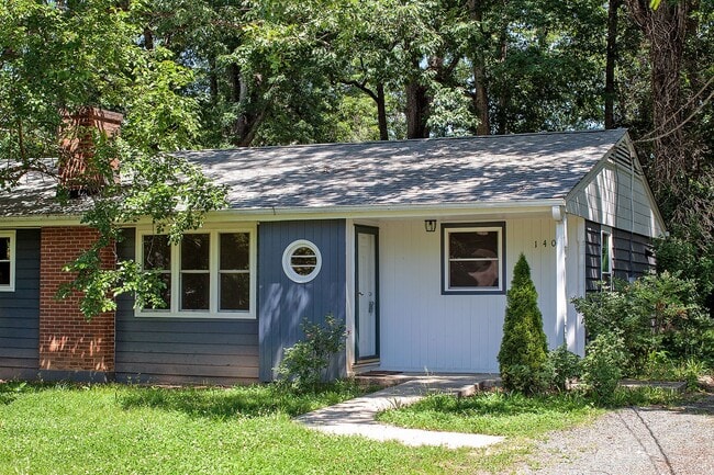 Building Photo - Move-in Ready Small Pet-Friendly Home