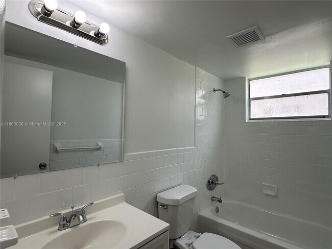 Building Photo - 5661 SW 36th Ct
