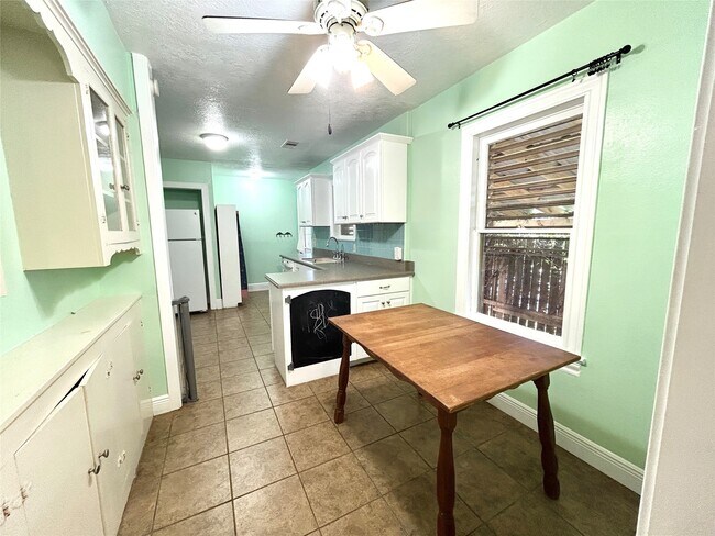 Building Photo - 4915 Houston Dr