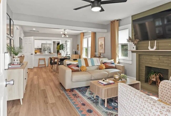 Building Photo - Completely furnished ready to live in just...
