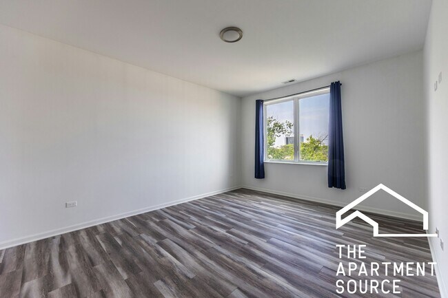 Building Photo - 2533 W Fullerton Ave