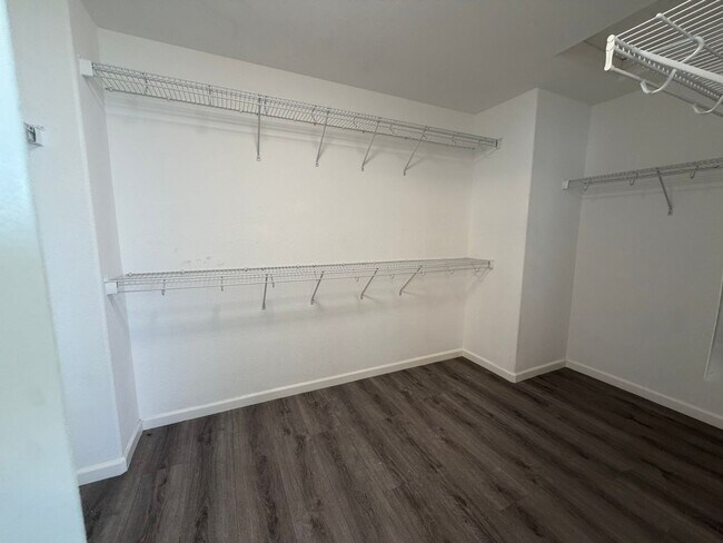 Building Photo - AVAILABLE NOW! LEASE TODAY! 4 Bedroom 3 Bath Elk Grove Home with Bonus Room!
